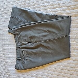 33/34 Izod Slim Fit Chino